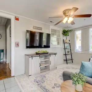 Light & Bright! Quaint Downtown Bungalow! Dunedin