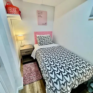 Tiny Private On The 1st Floor With Shared Bathroom Near Seatac Airport And Downtown Seattle